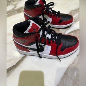 Mens Nike Air Jordan 1 Mid “Chicago Black Toe”